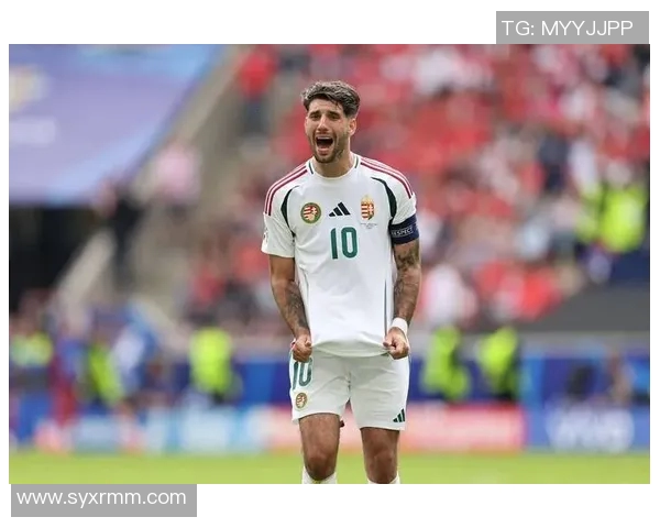 足球巨星泪洒赛场背后的故事 揭示无声奋斗与情感交织的真实瞬间 足球巨星泪洒赛场背后的故事 揭示无声奋斗与情感交织的真实瞬间